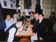 酒場での集合写真