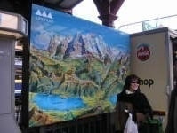 地図看板の前に立つ女性の画像
