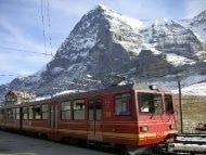 スイスの山々と山岳列車の画像