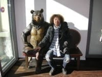 木彫りの熊とベンチの画像