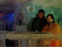 氷のオブジェとカップルの画像