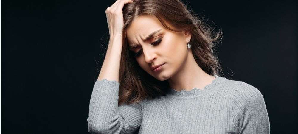 悩む女性の画像