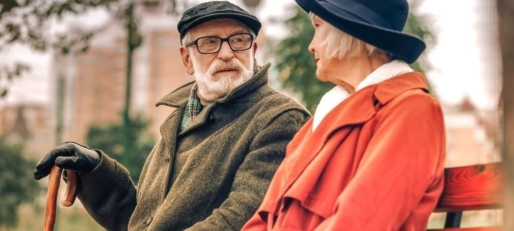 椅子に座る老夫婦の画像