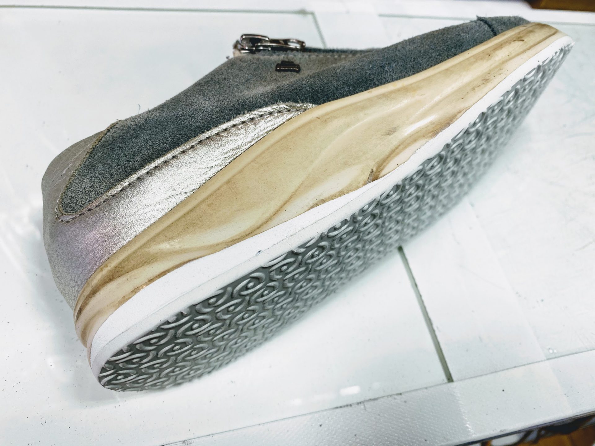 靴修理 コンフォートシューズの白底ヒールの変色と修理について Shoes Kuratomi 大濠本店 Blog