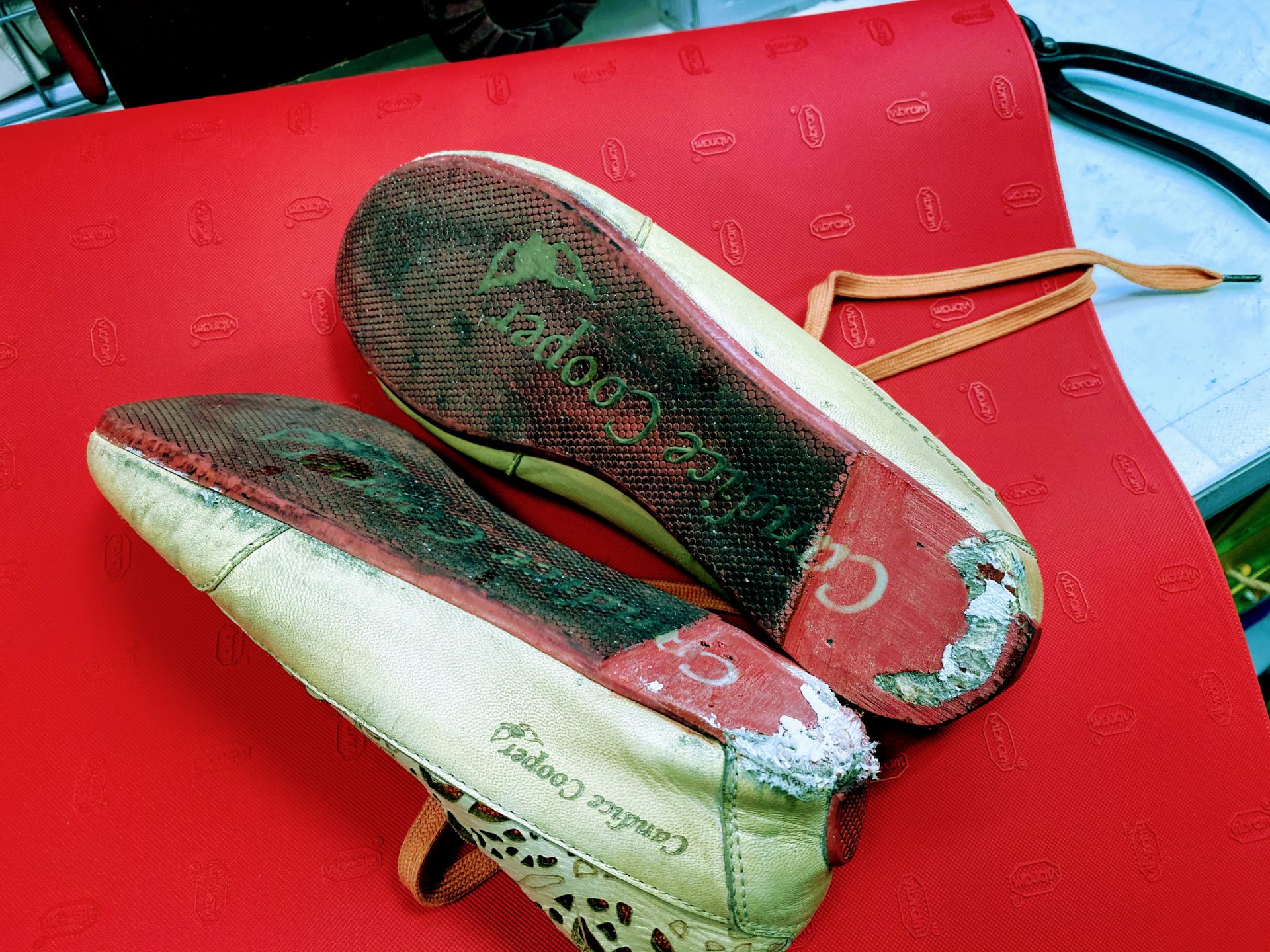 赤い靴底のスニーカーをオールソール修理しました Shoes Kuratomi 大濠本店 Blog